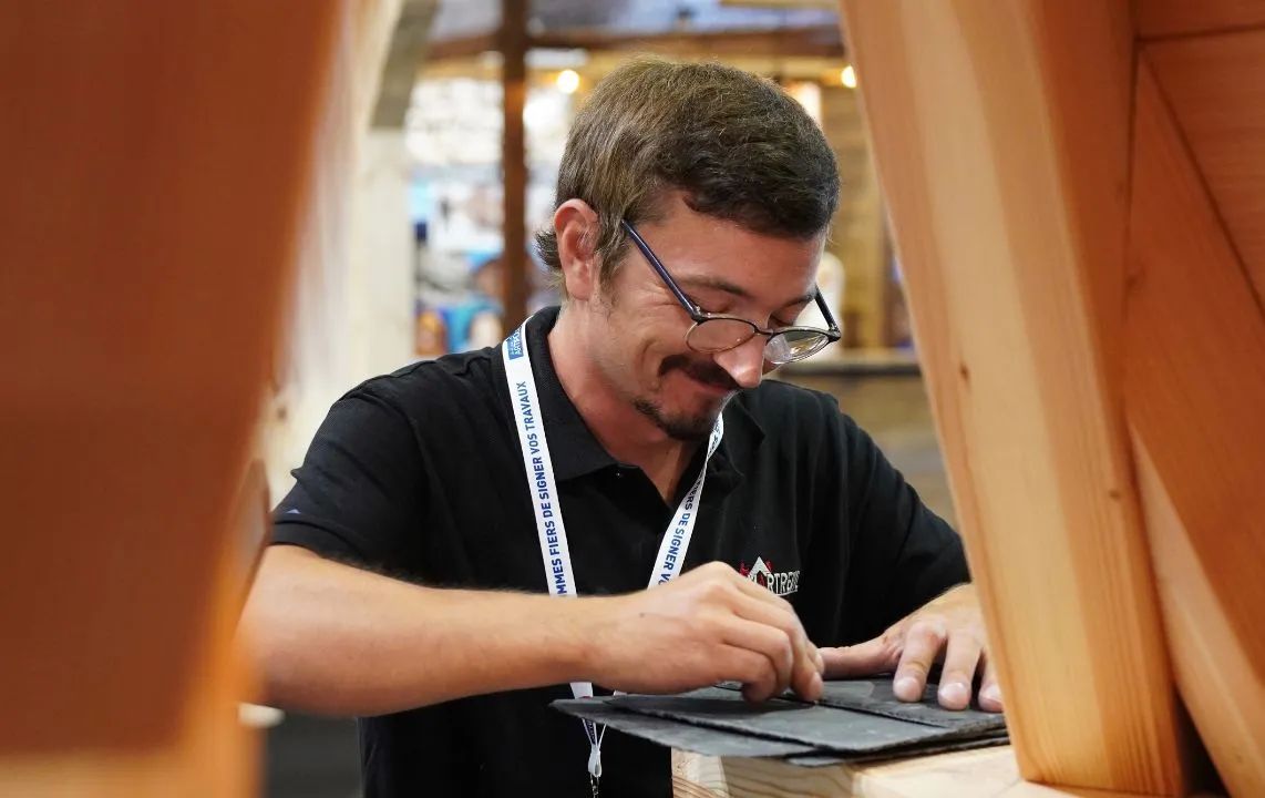 Taille de tuile en ardoise, un savoir-faire traditionnel