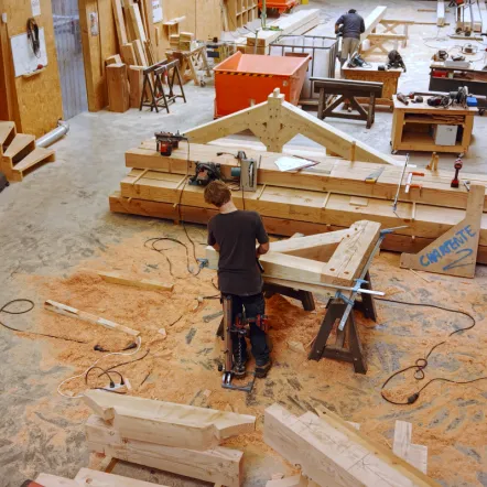 Charpentier taille bois