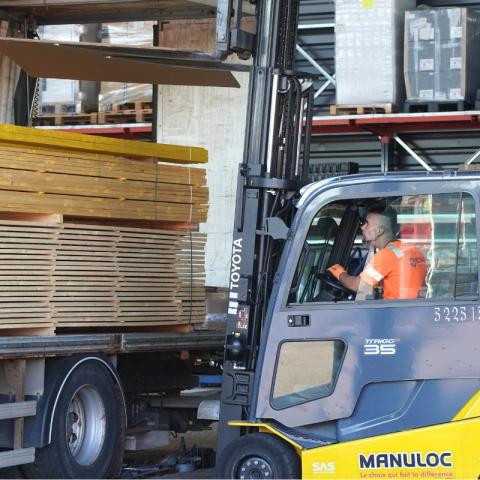 chargement des camions de livraison
