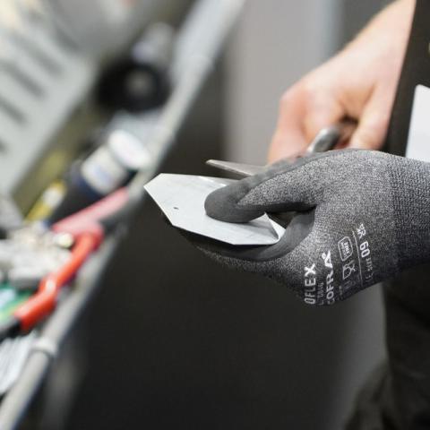 savoir-faire et qualité, pliage de tuile en zinc 